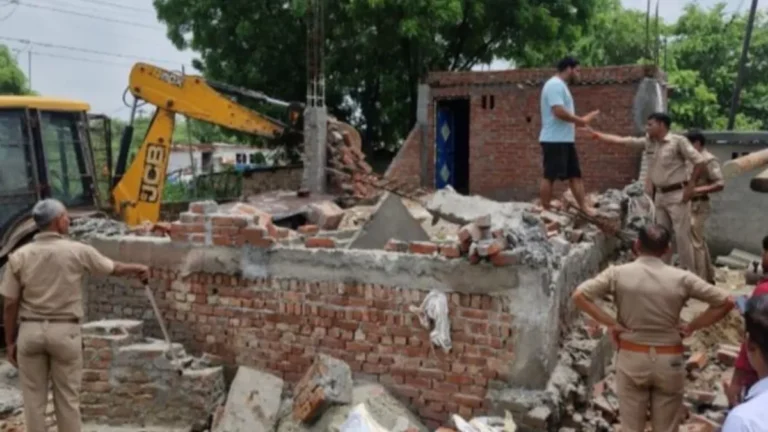 Noida Authority: सेक्टर-156 में अतिक्रमण पर बड़ी कार्रवाई, 30 हजार वर्गमीटर जमीन कराई कब्जामुक्त