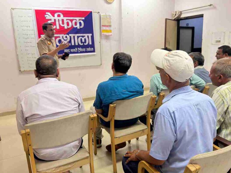 Delhi Traffic Police: ‘ट्रैफिक पाठशाला’ से सड़क सुरक्षा का संदेश, नियम तोड़ने वालों को किया जा रहा जागरूक