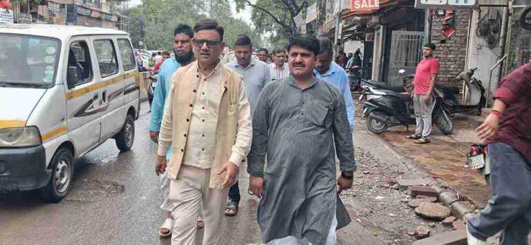 Patparganj Road: जलभराव और अतिक्रमण के खिलाफ विशेष अभियान, विधायक डॉ. अनिल गोयल ने अधिकारियों के साथ किया निरीक्षण