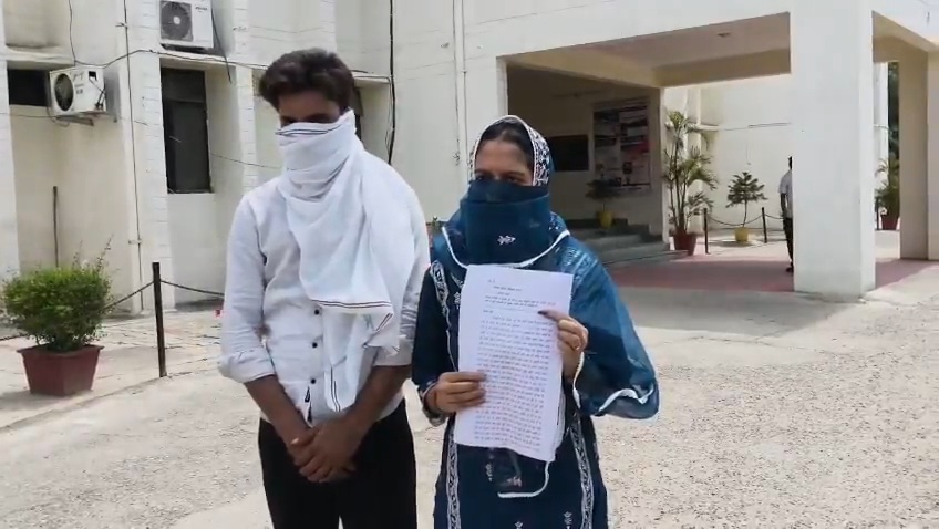 Uttar Pradesh : हापुड़ में प्रेमी युगल ने ससुराल पक्ष से जताई हत्या की आशंका, एसपी से लगाई गुहार Uttar Pradesh : हापुड़ में प्रेमी युगल ने ससुराल पक्ष से जताई हत्या की आशंका, एसपी से लगाई गुहार