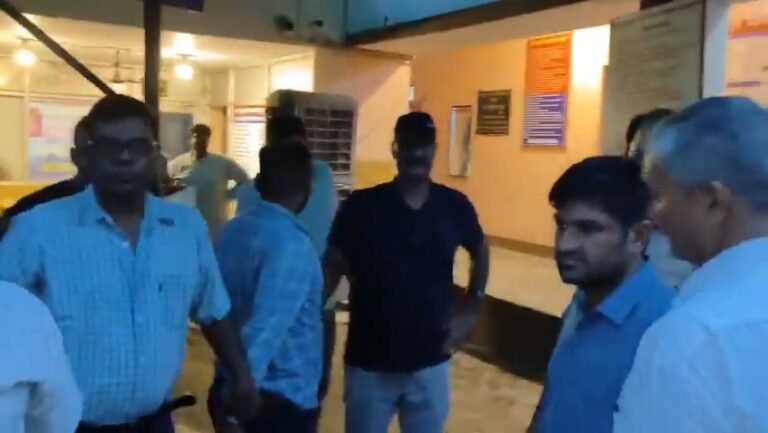 Uttar Pradesh : हापुड़ में एंटी करप्शन टीम ने 12 हजार रुपये की रिश्वत लेते जेई और लाइनमैन को रंगे हाथ किया गिरफ्तार