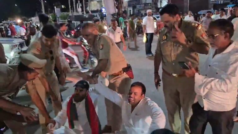 Uttar Pradesh : अखिलेश यादव को हिरासत में लेने पर हापुड़ में सपा कार्यकर्ताओं का प्रदर्शन