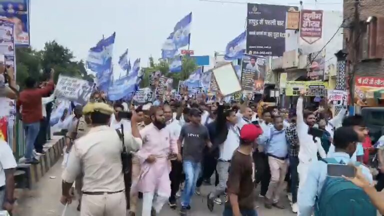 Uttar Pradesh : हापुड़ में आजाद समाज पार्टी का प्रदर्शन, शिक्षा में सुधार और पारदर्शी भर्ती की मांग, राष्ट्रपति को भेजा ज्ञापन