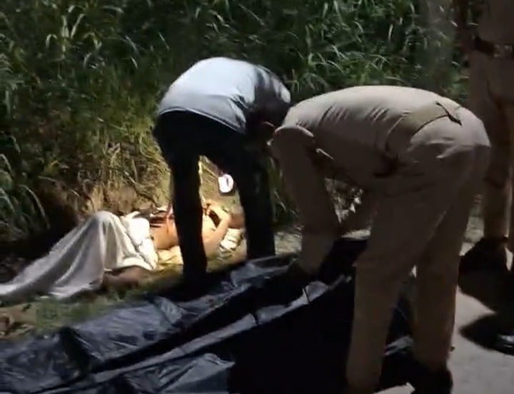 Uttar Pradesh : हापुड़ में सड़क किनारे नग्न अवस्था में मिला 55 वर्षीय व्यक्ति का शव, नहीं हुई शिनाख्त