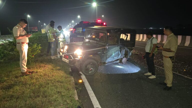 Uttar Pradesh : हापुड़ में टायर बदल रहे जीप चालक को अज्ञात वाहन ने रौंदा, मौत