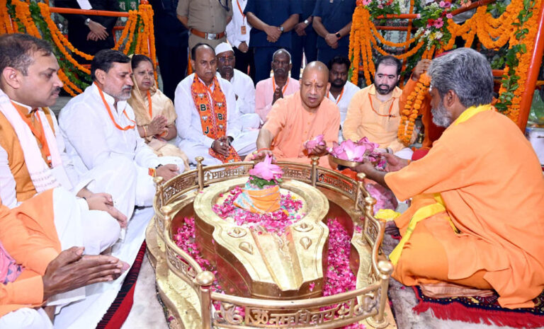 Uttar Pradesh : मुख्यमंत्री ने लोधेश्वर महादेव का दर्शन-पूजन कर किया अभिषेक