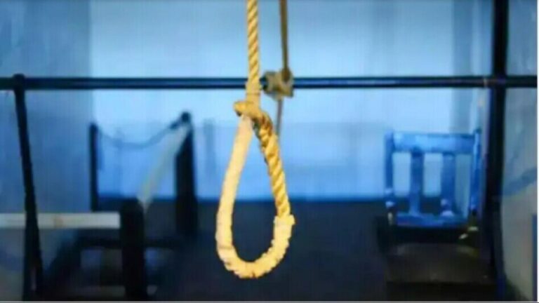Uttar Pradesh : हापुड़ में पति-पत्नी में विवाद के बाद पति ने फांसी लगाकर की आत्महत्या, शव पंखे से लटका मिला