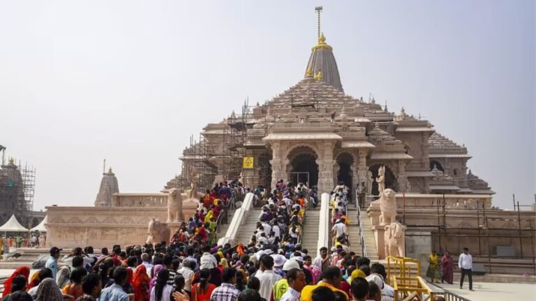 Uttar Pradesh : अयोध्या में आस्था बरकरार, रामलला दरबार में उमड़ रही श्रद्धालुओं की भीड़