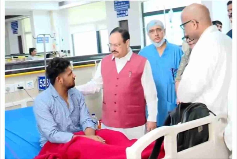 JP Nadda: संसद मार्च में घायल छात्रों और पुलिसकर्मियों का हाल जानने अस्पताल पहुंचे जेपी नड्डा, इलाज की व्यवस्थाओं की समीक्षा