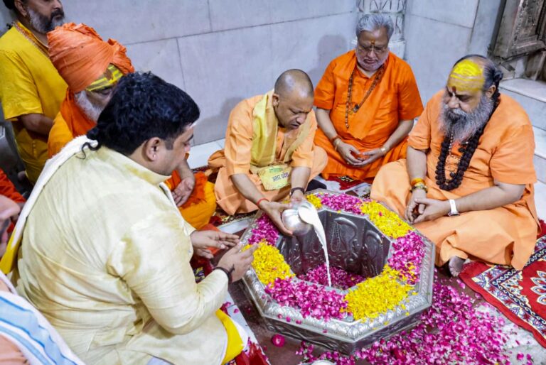Uttar Pradesh : मुख्यमंत्री ने श्री दूधेश्वरनाथ महादेव मठ मंदिर में किया जलाभिषेक, प्रदेश में सुख-समृद्धि एवं लोकमंगल की कामना की