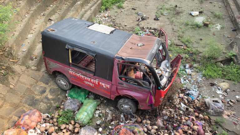 Bihar : औरंगाबाद में तमसी मोड़ पर स्कूली वैन 15 फीट गहरी नहर में पलटी, 14 बच्चे घायल