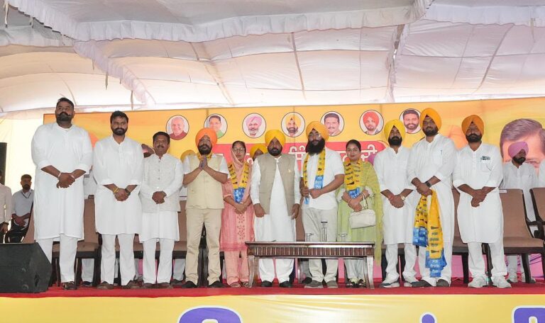 Punjab : पटियाला के पातड़ां में शिरोमणि अकाली दल को बड़ा झटका, पूर्व विधायक वनिंदर कौर लूंबा और करण सिंह डीटीओ साथियों सहित ‘आप’ में शामिल