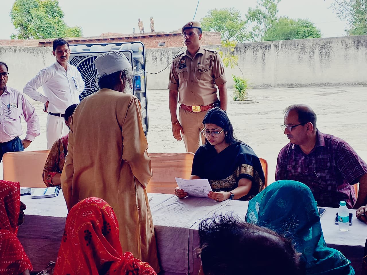 Uttar Pradesh : जिलाधिकारी कविता मीणा ने चकबंदी अंश निर्धारण की प्रगति देखी, किसानों की सुनी समस्याएं Uttar Pradesh : जिलाधिकारी कविता मीणा ने चकबंदी अंश निर्धारण की प्रगति देखी, किसानों की सुनी समस्याएं