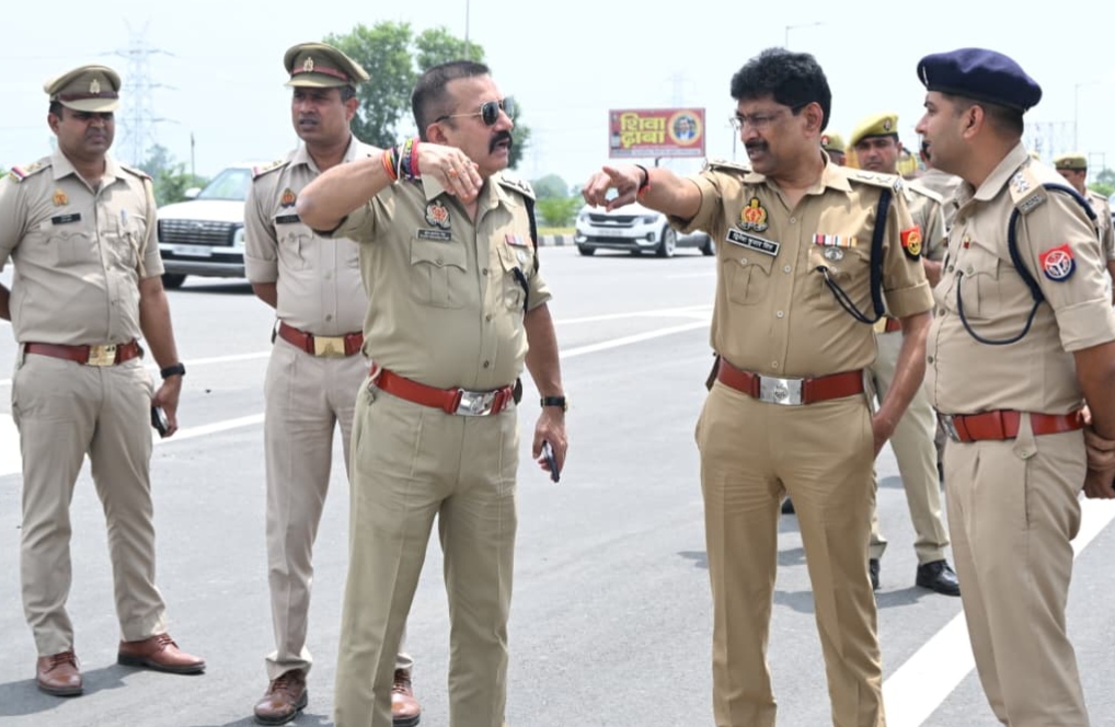 Uttar Pradesh : कांवड़ यात्रा और महाशिवरात्रि को लेकर पुलिस अधिकारियों ने रूटों का निरीक्षण, दिए जरूरी निर्देश Uttar Pradesh : कांवड़ यात्रा और महाशिवरात्रि को लेकर पुलिस अधिकारियों ने रूटों का निरीक्षण, दिए जरूरी निर्देश