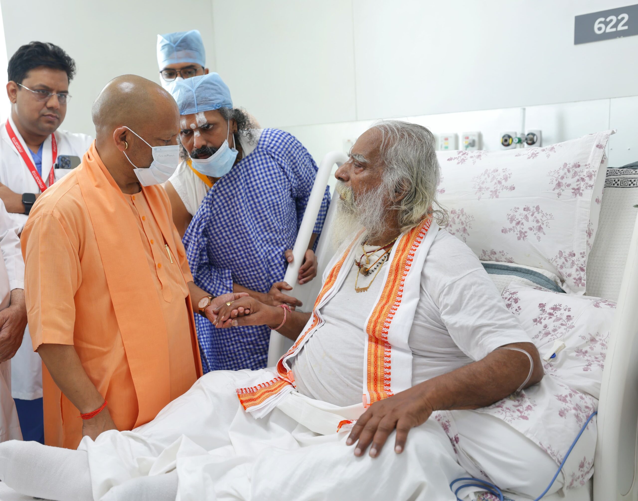 Uttar Pradesh : सीएम योगी मेदांता अस्पताल पहुंचे, महंत नृत्य गोपाल दास का जाना हालचाल Uttar Pradesh : सीएम योगी मेदांता अस्पताल पहुंचे, महंत नृत्य गोपाल दास का जाना हालचाल