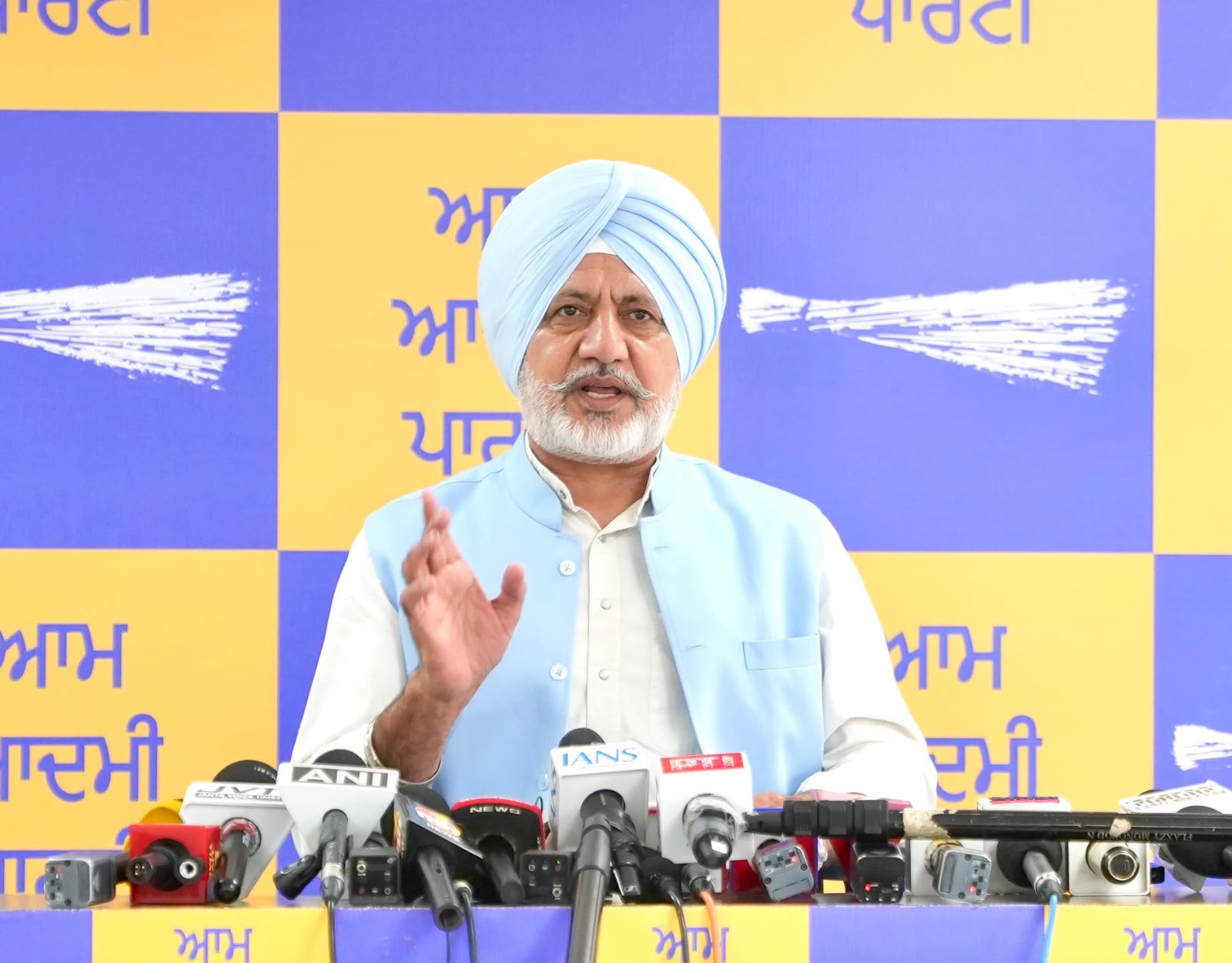 Punjab : कांग्रेस दिशाहीन हो चुकी है, पंजाब के मुद्दों पर ध्यान देने के बजाय आपसी लड़ाई में व्यस्त है- बलतेज पन्नू Punjab : कांग्रेस दिशाहीन हो चुकी है, पंजाब के मुद्दों पर ध्यान देने के बजाय आपसी लड़ाई में व्यस्त है- बलतेज पन्नू