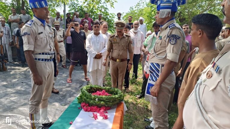 Uttar Pradesh : सीआरपीएफ जवान मुकेश कुमार शर्मा का नोएडा में निधन, गार्ड ऑफ ऑनर के साथ हुआ अंतिम संस्कार