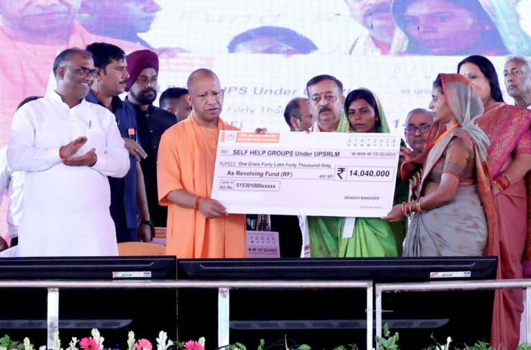 Uttar Pradesh : सीएम योगी ने सुल्तानपुर में वितरित किए चेक व प्रशस्ति पत्र
