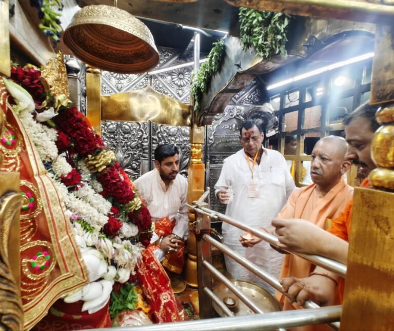 Uttar Pradesh : मुख्यमंत्री योगी ने मां विंध्यवासिनी के दरबार में की पूजा-अर्चना