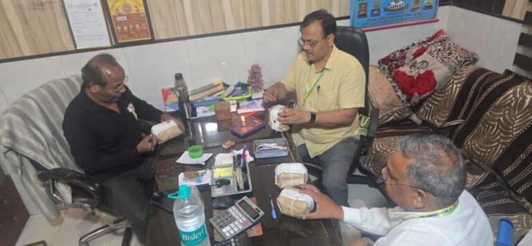 Uttar Pradesh : हापुड़ में खाद्य विभाग की छापेमारी, 15 किलो लाल मिर्च सीज, धनिया-मिर्च पाउडर के सैंपल लिए