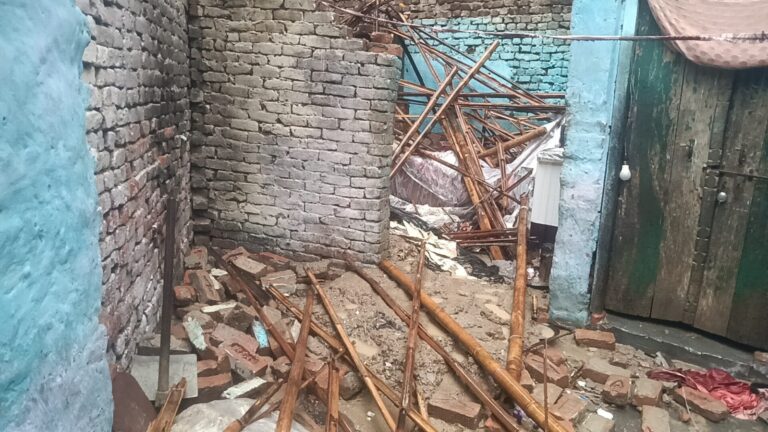 Uttar Pradesh : हापुड़ में लगातार बारिश में छत गिरी, मलबे में दबे पिता की मौत, बेटा घायल