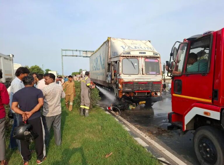 Uttar Pradesh : बुलंदशहर में ट्रक की टक्कर से बाइक सवार दो युवकों की मौत, टक्कर के बाद ट्रक में लगी आग