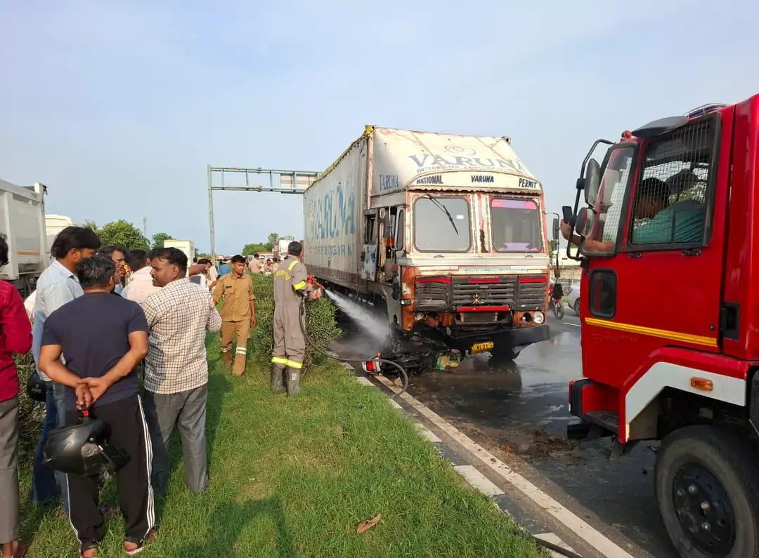 Uttar Pradesh : बुलंदशहर में ट्रक की टक्कर से बाइक सवार दो युवकों की मौत, टक्कर के बाद ट्रक में लगी आग Uttar Pradesh : बुलंदशहर में ट्रक की टक्कर से बाइक सवार दो युवकों की मौत, टक्कर के बाद ट्रक में लगी आग