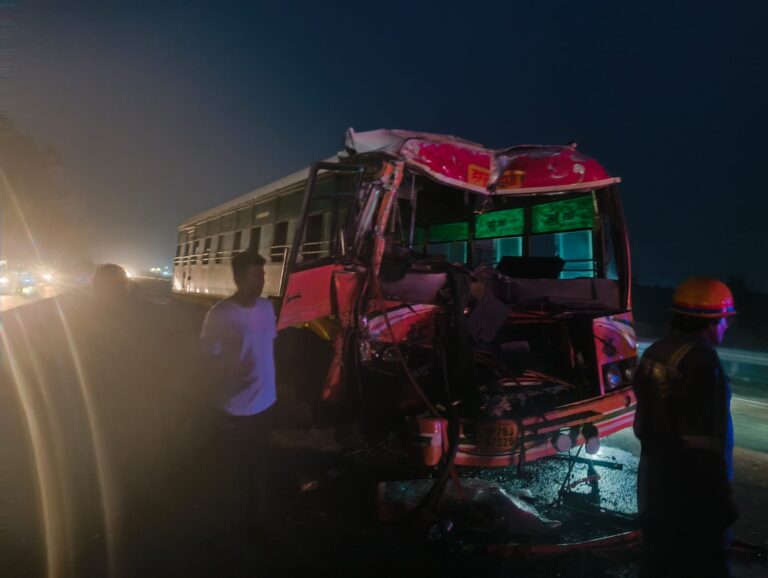 Uttar Pradesh : हापुड़ में दिल्ली-लखनऊ हाईवे पर रोडवेज बस और ट्रक की भीषण भिड़ंत, एक दर्जन घायल