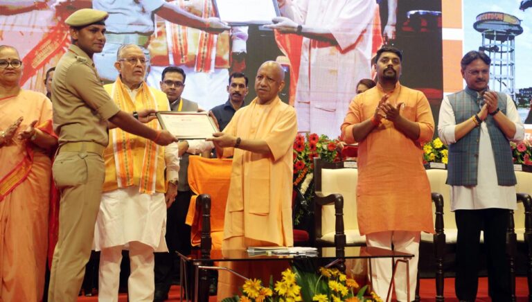 Uttar Pradesh : जीवन को दांव पर लगाकर आमजन की सुरक्षा करने वाले कार्मिक सम्मानित