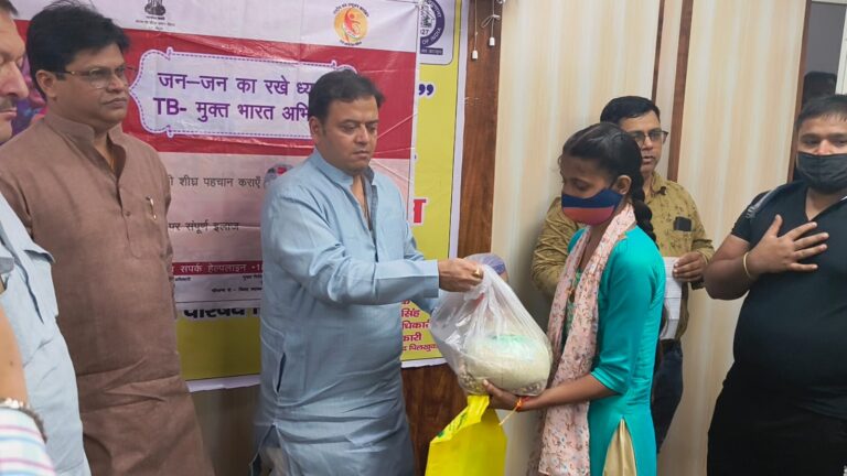 Uttar Pradesh : हापुड़ में टीबी मुक्त भारत अभियान के तहत 20 क्षय रोगियों को वितरित किया गया पोषण आहार