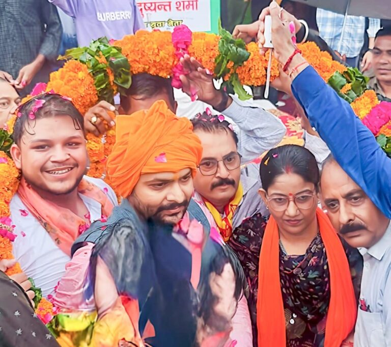 Uttar Pradesh : हापुड़ में युवा मोर्चा के प्रदेश अध्यक्ष डॉ. रोहित मिश्रा का भव्य स्वागत, युवाओं के जोश से गूंजा शहर