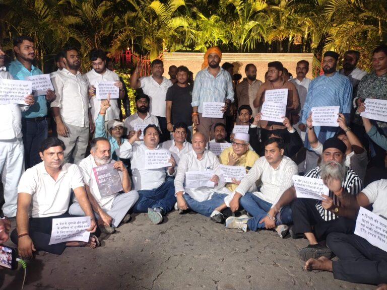 Bihar : राहुल गांधी को दिल्ली में डिटेन किए जाने के बाद कांग्रेस का प्रदर्शन, लोकभवन के बाहर दिया धरना