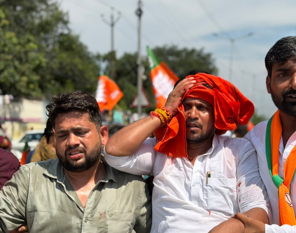 Bihar : भाजपा-कांग्रेस कार्यकर्ताओं के बीच जमकर झड़प, चले लाठी-डंडे, पुलिस ने संभाला मोर्चा Bihar : भाजपा-कांग्रेस कार्यकर्ताओं के बीच जमकर झड़प, चले लाठी-डंडे, पुलिस ने संभाला मोर्चा