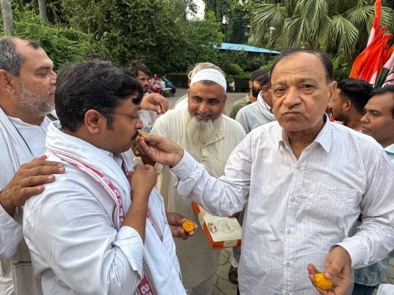 Uttar Pradesh : बुलंदशहर में केंद्रीय शिक्षा मंत्री के इस्तीफे पर कांग्रेसियों ने बांटी मिठाई, जताई खुशी