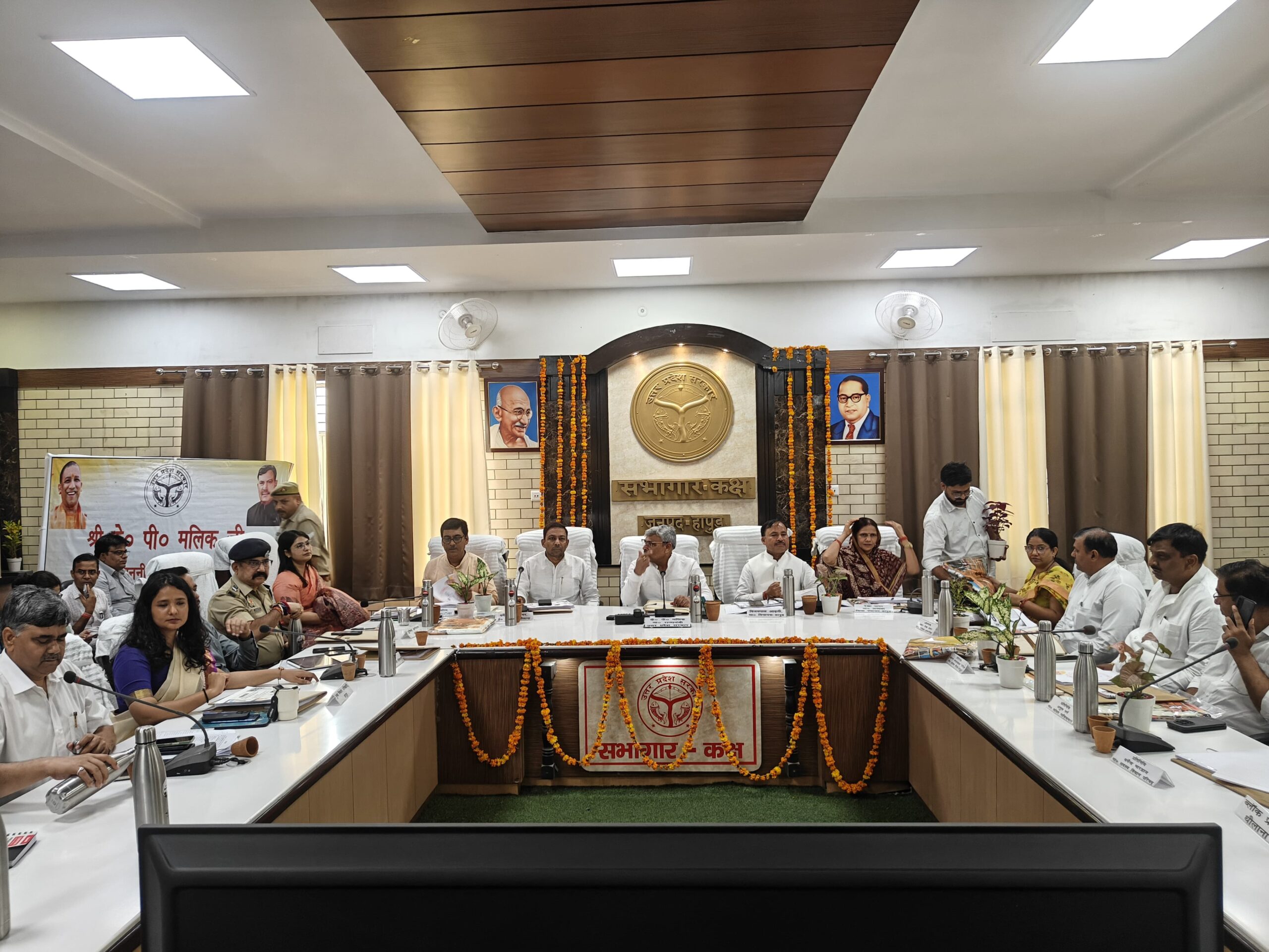 Uttar Pradesh : हापुड़ में प्रभारी मंत्री केपी मलिक ने विकास कार्यों और कांवड़ यात्रा तैयारियों की की समीक्षा Uttar Pradesh : हापुड़ में प्रभारी मंत्री केपी मलिक ने विकास कार्यों और कांवड़ यात्रा तैयारियों की की समीक्षा