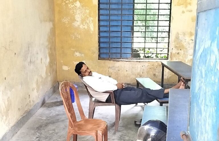 Bihar : क्लास में पढ़ाई छोड़ डेस्क पर पैर रखकर सोते रहे शिक्षक, वीडियो वायरल होने पर अभिभावकों में आक्रोश