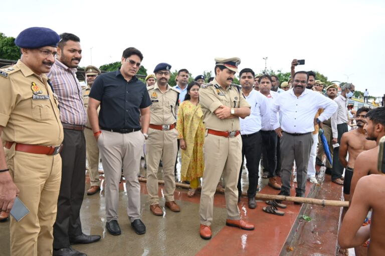 Uttar Pradesh : बुलंदशहर में बारिश में छाता लेकर कांवड़ यात्रा मार्गों का निरीक्षण करने सड़कों पर उतरे मंडल कमिश्नर और डीआईजी
