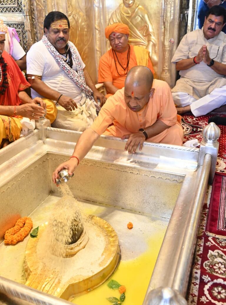 Uttar Pradesh : मुख्यमंत्री योगी ने श्रावण मास के प्रथम दिन बाबा विश्वनाथ और काल भैरव मंदिर जाकर किया दर्शन-पूजन