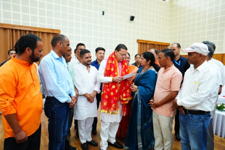 Uttarakhand : मुख्यमंत्री कैंप कार्यालय में पुष्कर सिंह धामी ने सुनीं जन समस्याएं, त्वरित निस्तारण के दिए निर्देश