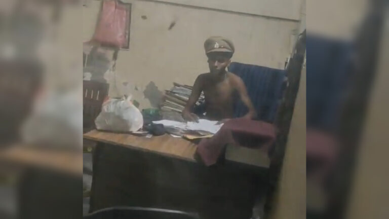 Uttar Pradesh : हापुड़ में नशे में धुत युवक ने देहात थाने की दोयमी चौकी में की तोड़फोड़, चौकी प्रभारी की टोपी पहनकर फाड़े कागजात
