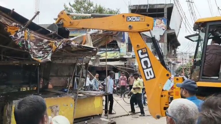 Uttar Pradesh : मानसून से पहले हापुड़ नगर पालिका का एक्शन, नालों से अतिक्रमण हटाकर शुरू की सफाई