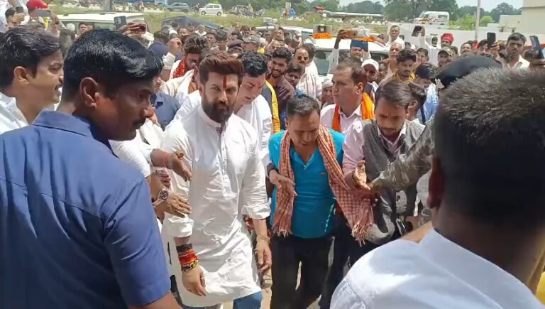 Bihar : भरत तिवारी एनकाउंटर मामला, बिलौटी पहुंचे केंद्रीय मंत्री चिराग पासवान, परिजनों को न्याय का दिलाया भरोसा