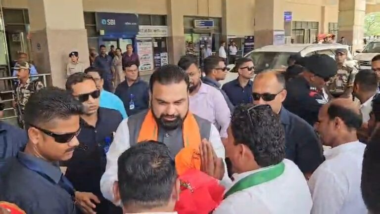 Bihar : बिहार के मुख्यमंत्री सम्राट चौधरी गया पहुंचे, एयरपोर्ट पर हुआ भव्य स्वागत
