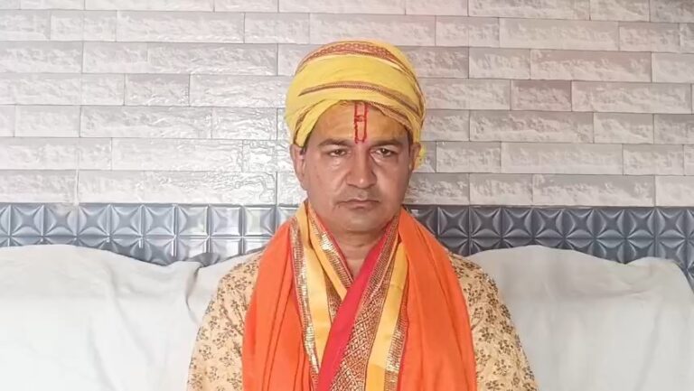 Uttar Pradesh : मथुरा में फलाहारी महाराज ने दिग्विजय सिंह से कहा- राम मंदिर का चंदा वापस ले जाएं, रसीद दिखाकर ले जाएं पैसा