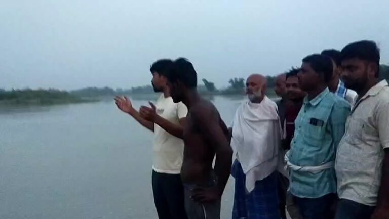 Bihar : कोसी नदी में पलटी नाव, 6 महिलाओं समेत 8 लोग डूबने से बचे; मुखिया राम कुमार की सूझबूझ से टला बड़ा हादसा