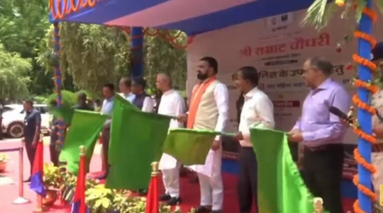 Bihar : अपराध पर नियंत्रण और कानून व्यवस्था के लिए मुख्यमंत्री सम्राट चौधरी ने पुलिस को 90 से अधिक हाईटेक गाड़ियां सौंपी