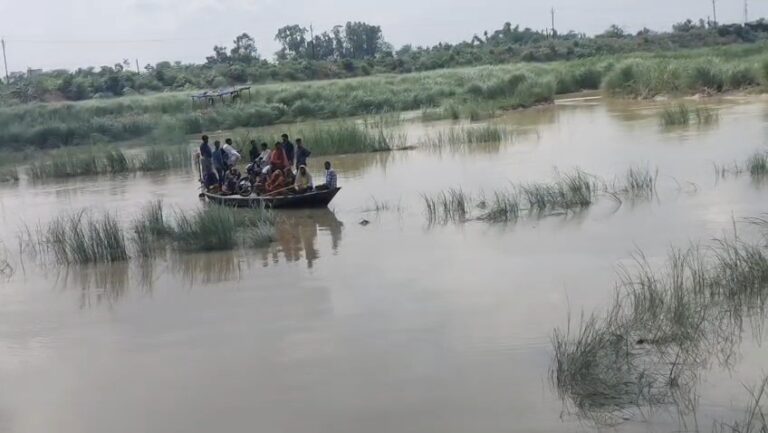 Bihar : बाढ़ का कहर तेज, कई गांवों का सड़क संपर्क टूटा, सरकारी नाव पर किराया वसूली का ग्रामीणों ने लगाया आरोप