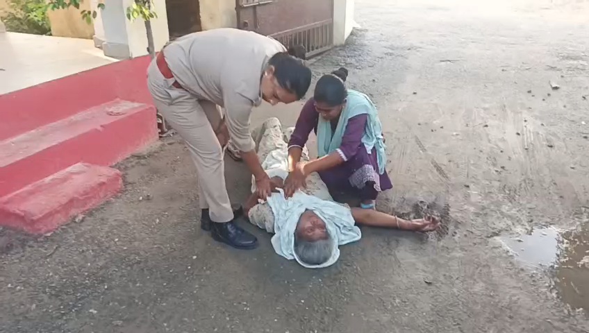 Uttar Pradesh : हापुड़ में फर्जी इकरारनामे की शिकायत पर थाने में बिगड़ी महिला की तबीयत, बेहोश होने से मचा हड़कंप Uttar Pradesh : हापुड़ में फर्जी इकरारनामे की शिकायत पर थाने में बिगड़ी महिला की तबीयत, बेहोश होने से मचा हड़कंप