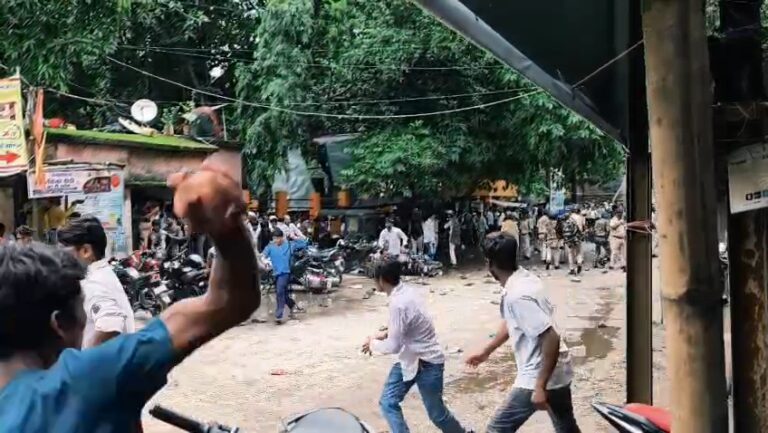 Bihar : NEET पेपर लीक मामले को लेकर हंगामा, DM ऑफिस के बाहर प्रदर्शनकारियों पर लाठीचार्ज, ईंट-पत्थर भी चले