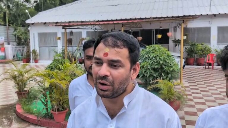 Bihar : बिहार बंद के दौरान पूर्व मंत्री तेजप्रताप यादव को पुलिस ने किया डिटेन, समर्थकों के साथ कर रहे थे प्रदर्शन